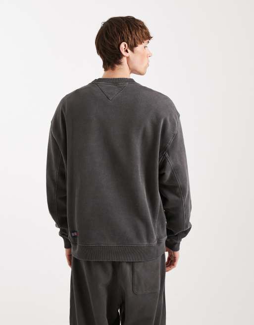 Tommy Jeans – Lifted – Classic-Fit-Sweatshirt in verwaschenem Schwarz mit mittigem Logo , 3 von 5