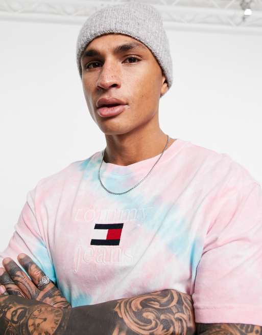Tommy Jeans – Limited Capsule – T-Shirt mit Flaggenlogo hinten und mehrfarbigem Batikmuster