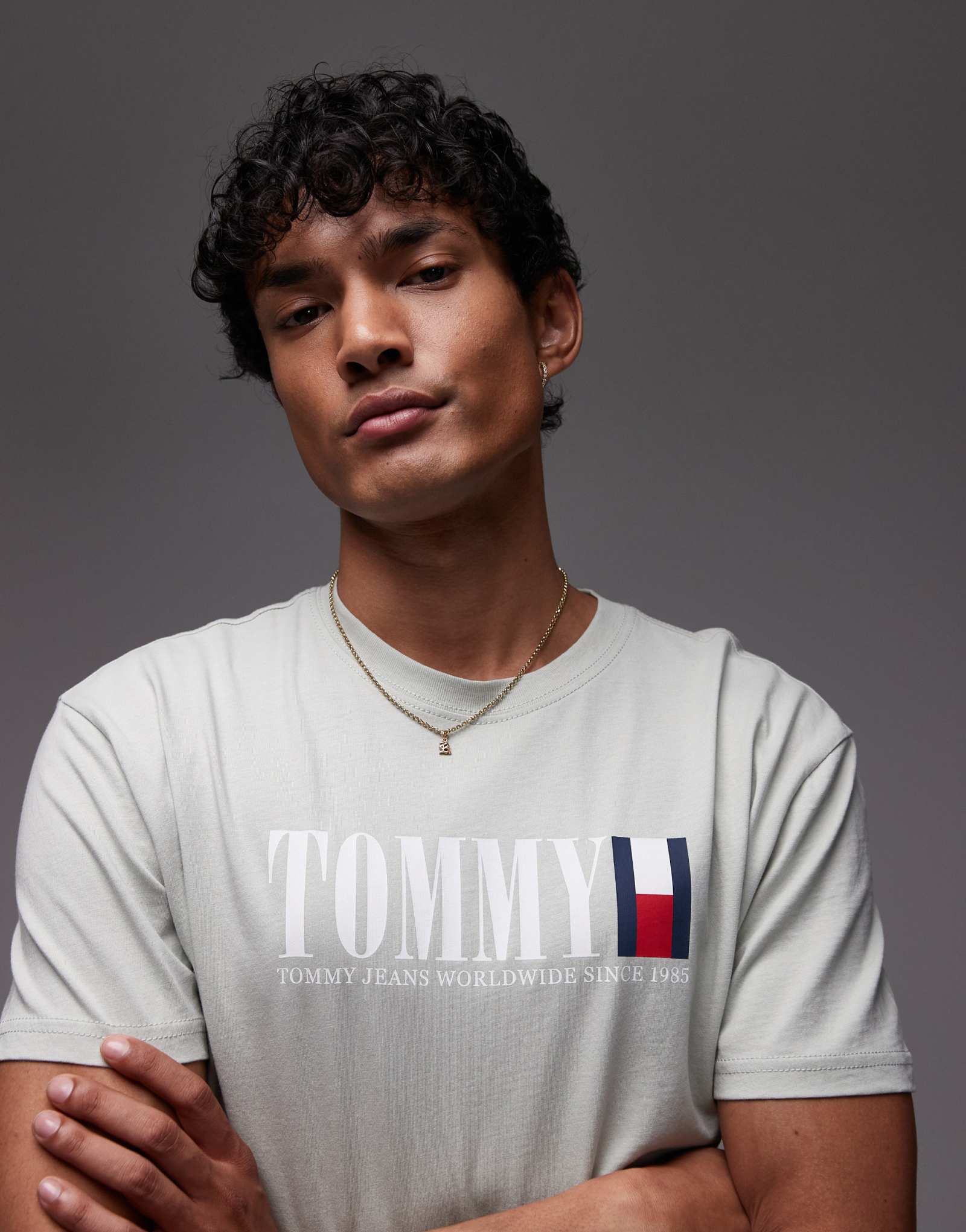 Футболка Tommy Jeans с линейным логотипом в виде флага темно-зеленого цвета