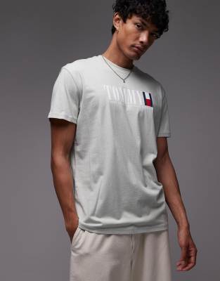 Tommy Jeans Linear Flag Logo T-shirt In Gray