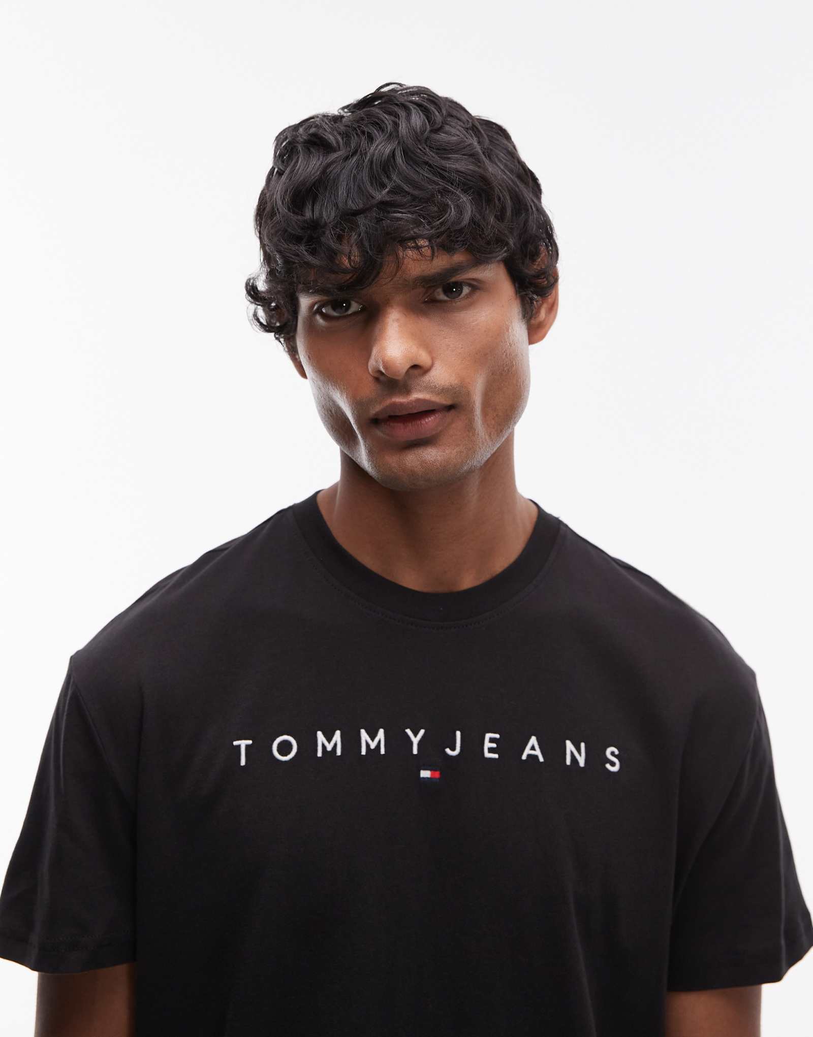 Футболка с линейным логотипом Tommy Jeans черного цвета