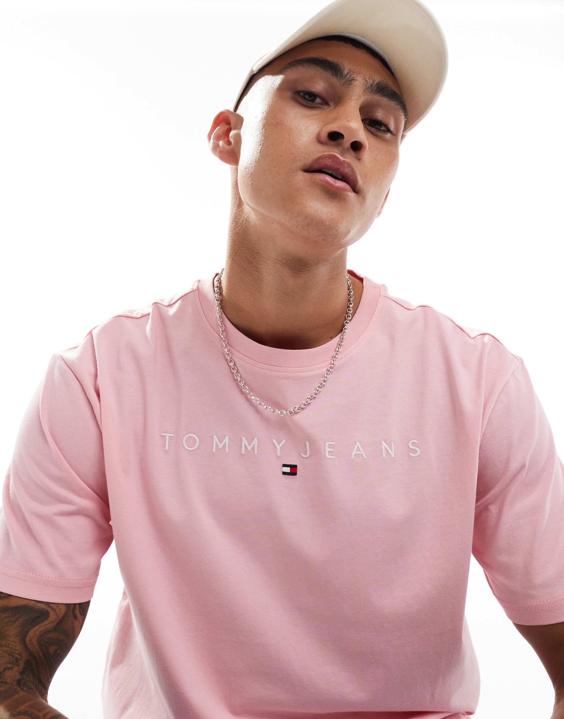tommy jeans linear logo t-shirt in pink