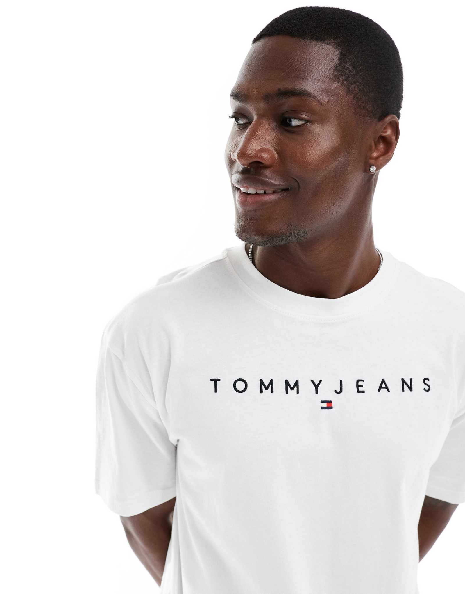 Футболка с линейным логотипом Tommy Jeans белого цвета