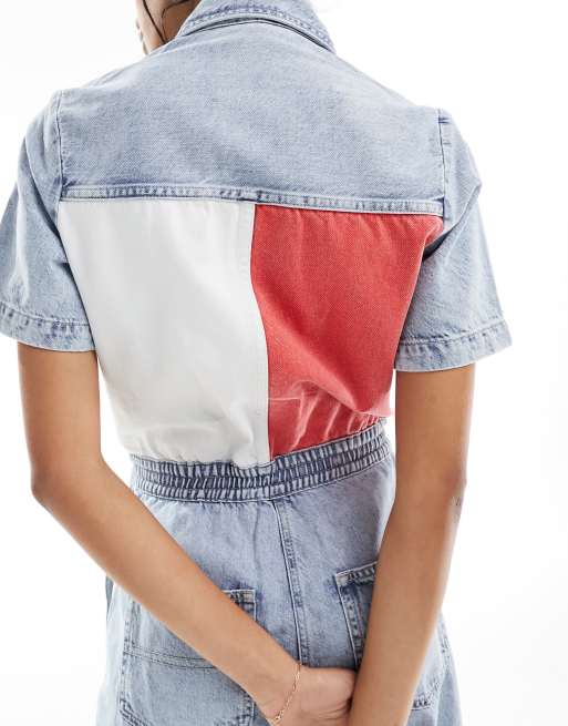 Tommy Jeans – Ljusblå, tvättad overall i denim med stor flagga, 2 av 4