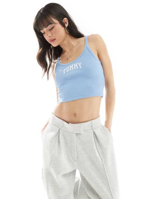Tommy Jeans – Ljusblått linne med logga i collegestil