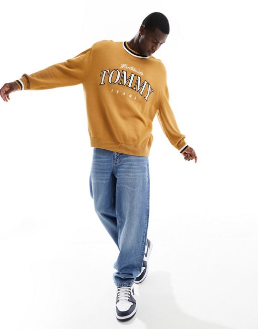 Tommy Jeans – Ljusbrun, avslappnad tröja i collegestil