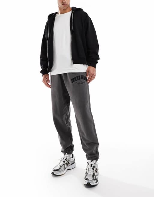Tommy Jeans – Locker geschnittene College-Jogginghose in verwaschenem Grau