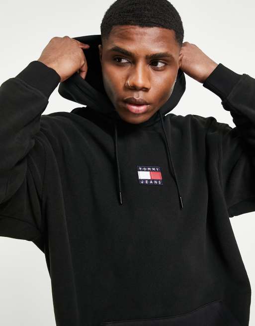 Tommy Jeans Locker geschnittener Kapuzenpullover aus Polarfleece in Schwarz mit Logo Emblem ASOS