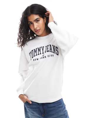 Tommy Jeans - Locker geschnittenes College-Sweatshirt in Helllila mit Rundhalsausschnitt