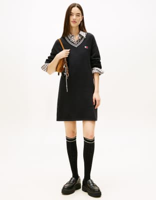 Tommy Jeans - Locker geschnittenes Midi-Pulloverkleid in Schwarz mit Tommy-Aufnäher