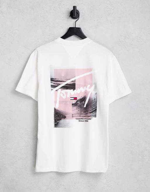 Tommy Jeans – Lockeres T-Shirt in Weiß mit Aufnäher und Foto mit Schriftzug hinten
