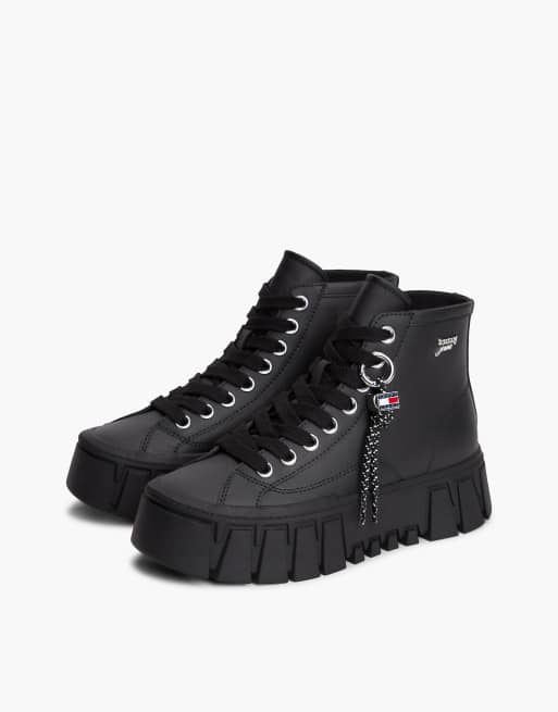 Tommy Jeans Logo charm platform trainers with leather in black, 2 of 7