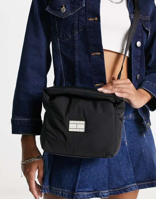 strak Eerlijk Blootstellen Tommy Jeans logo crossover bag in black | ASOS