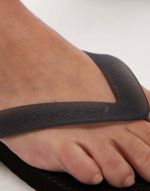 Tommy Jeans logo flip flops in black, 3 of 4