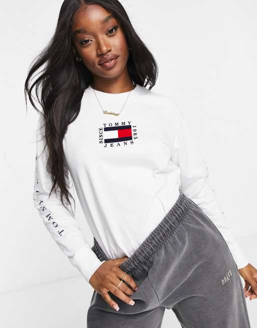 Tommy Jeans logo long sleeve tee in white | ASOS