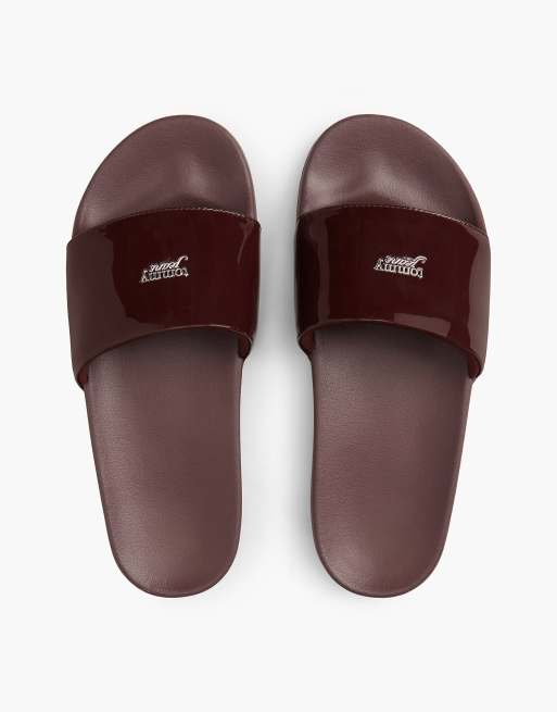 Tommy Jeans Logo patent slides in burgundy velvet, 3 of 7