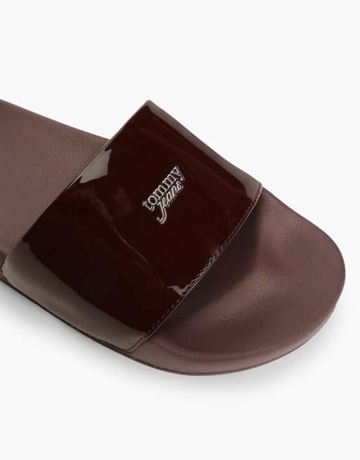 Tommy Jeans Logo patent slides in burgundy velvet, 6 of 7