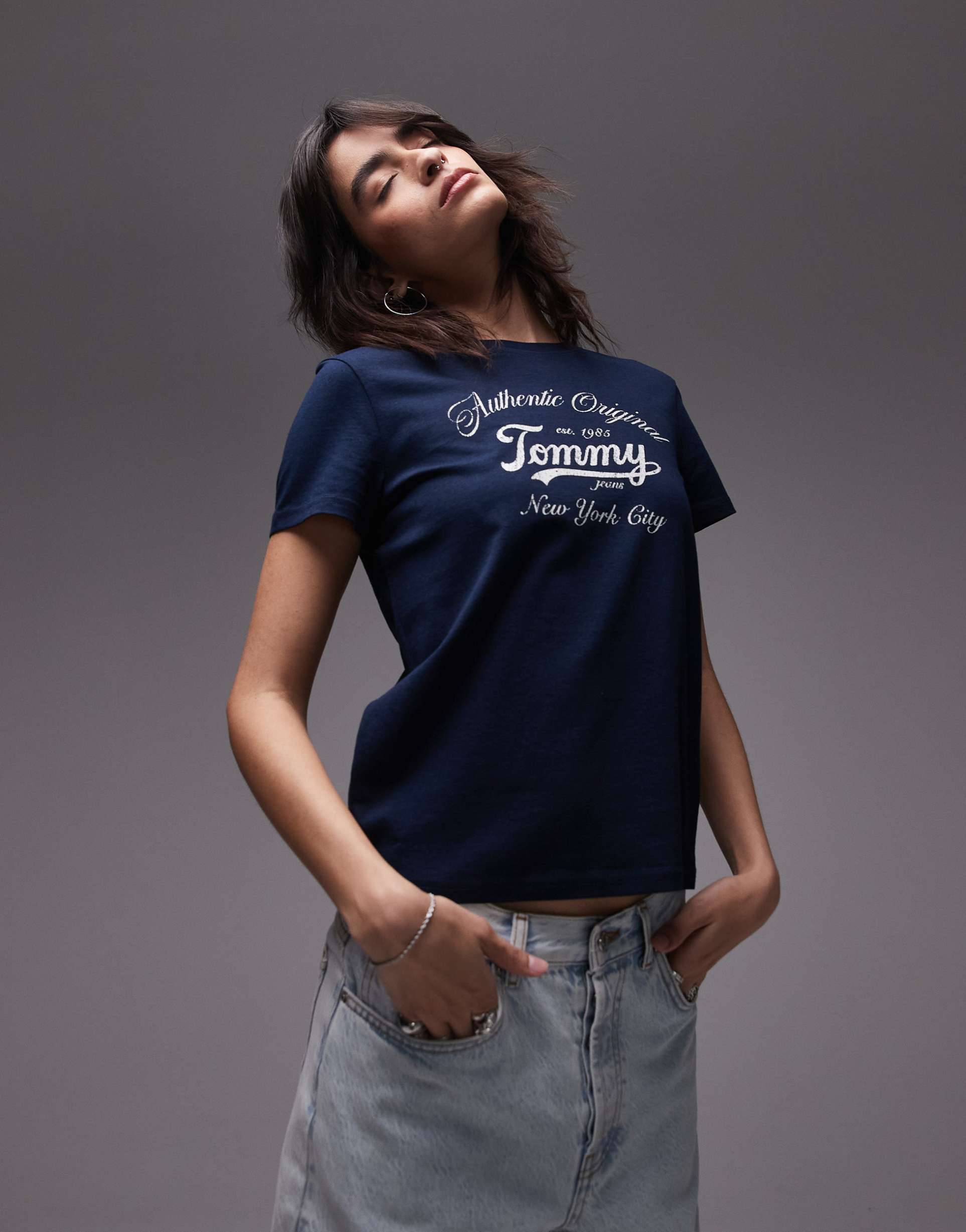 tommy jeans logo regular t-shirt in navy