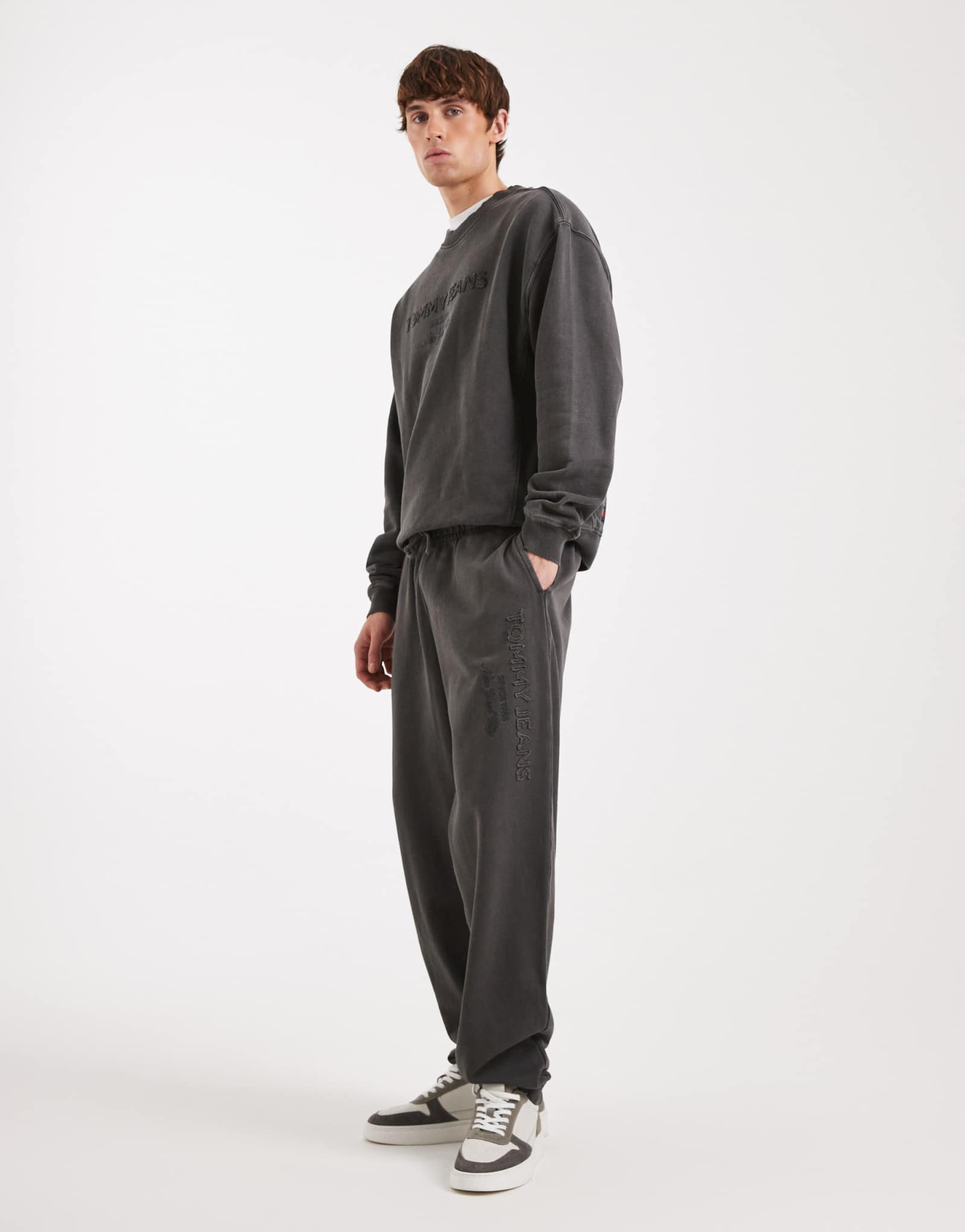 Спортивные брюки свободного кроя с логотипом Tommy Jeans черного цвета