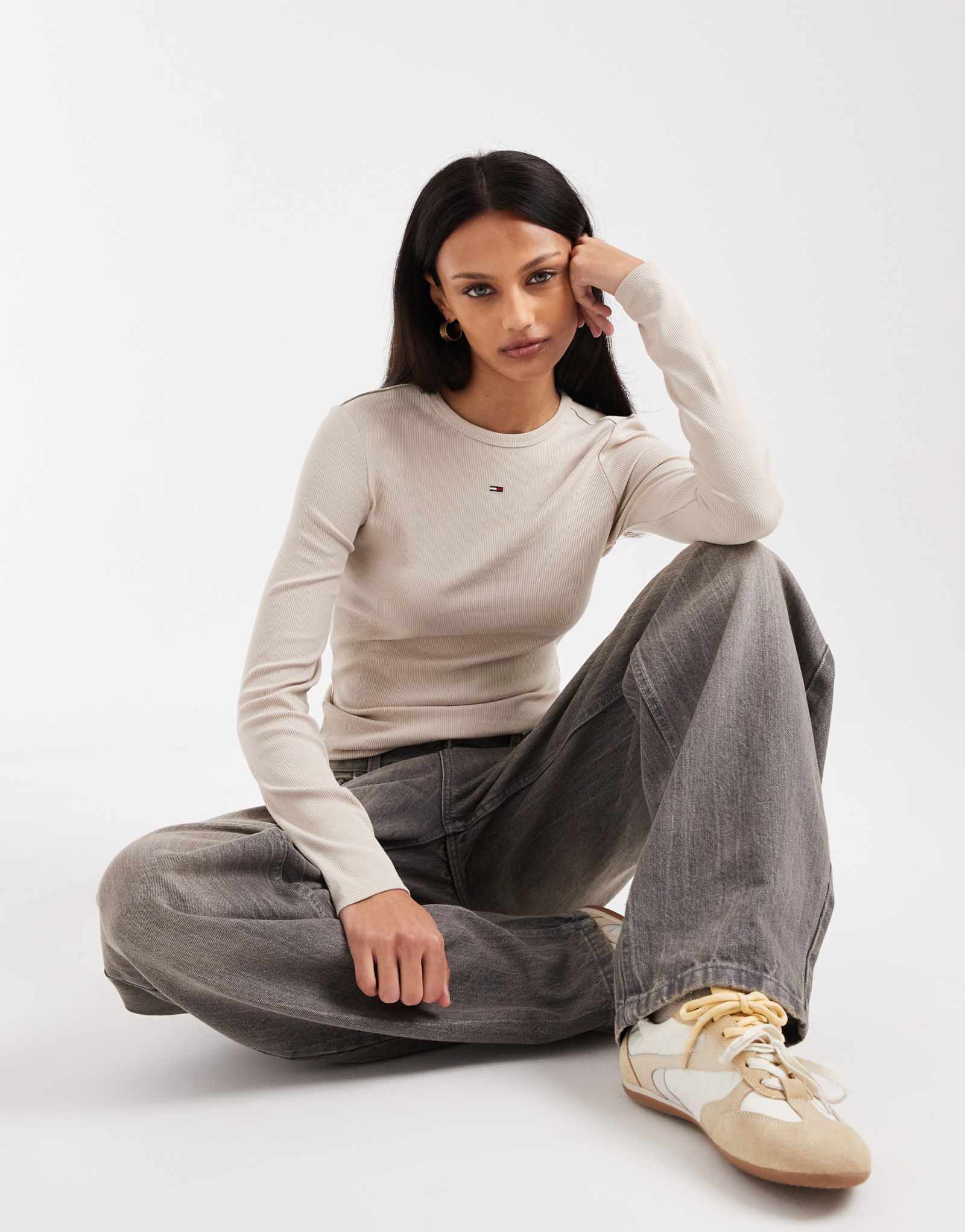 Футболка Tommy Jeans со значком на длинном рукаве бежевого цвета