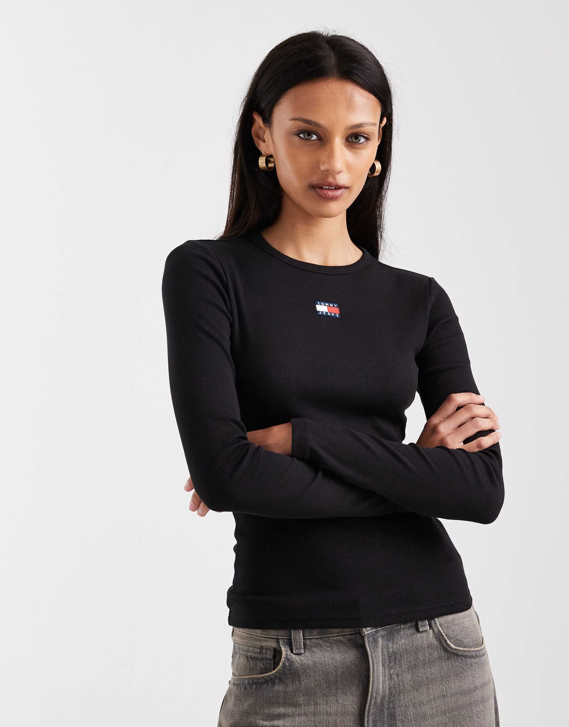 tommy jeans long sleeve badge t-shirt in black