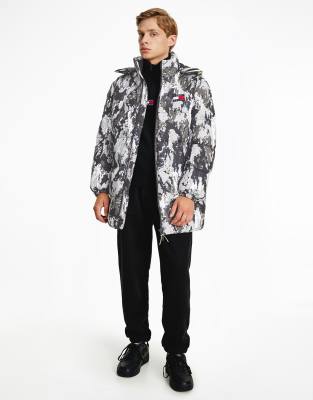 Tommy Jeans longline all over tonal camo print hooded puffer jacket in black