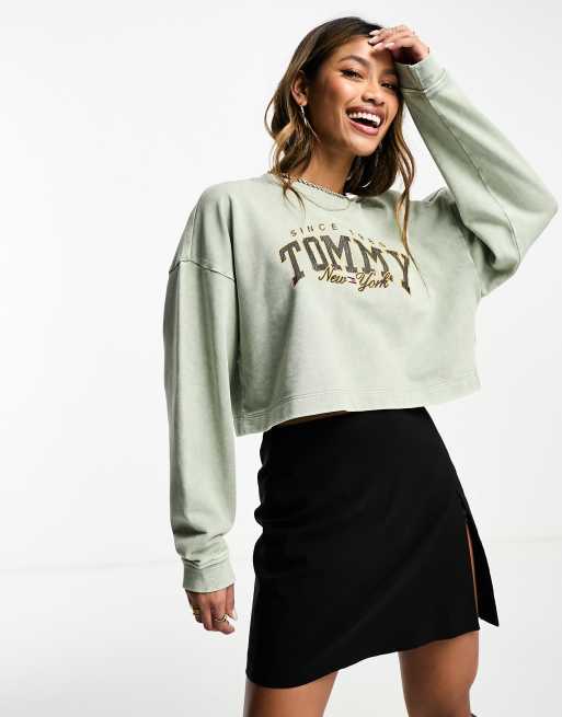 Tommy Jeans - Luxe - Felpa comoda girocollo grigia con logo stile college