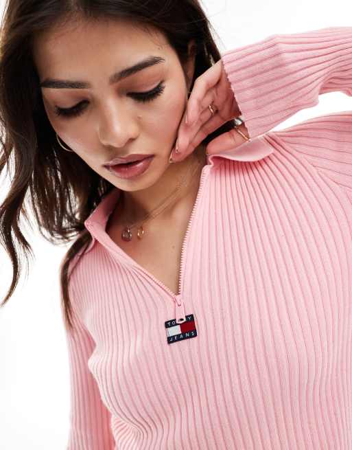 Tommy Jeans - Lyserød ribstrikket trøje med kort lynlås og badge, 4 af 4