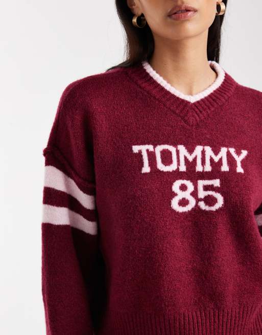 Tommy Jeans - Maglione bordeaux con logo stile college e numero 85, 4 di 4