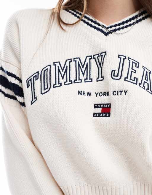 Tommy Jeans Maglione corto stile college bianco con scollo a V