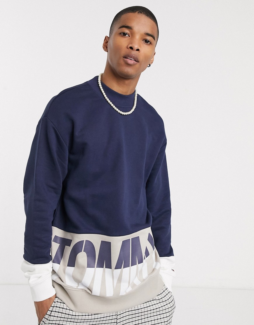 Tommy Jeans – Marinblå, blockfärgad sweatshirt med rund halsringning och stor logga