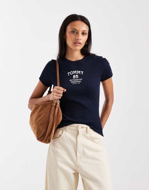 Tommy Jeans – Marinblå, ribbad t-shirt med smal passform och 85-tryck, 2 av 4