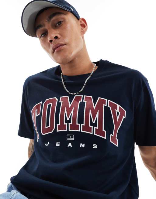 Tommy Jeans – Marinblå t-shirt med bågformad collegelogga