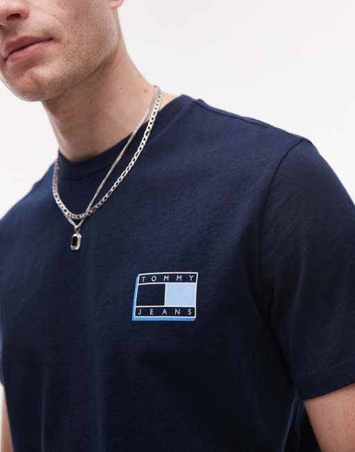 Tommy Jeans – Marinblå t-shirt med flagglogga i stark neon, 4 av 5