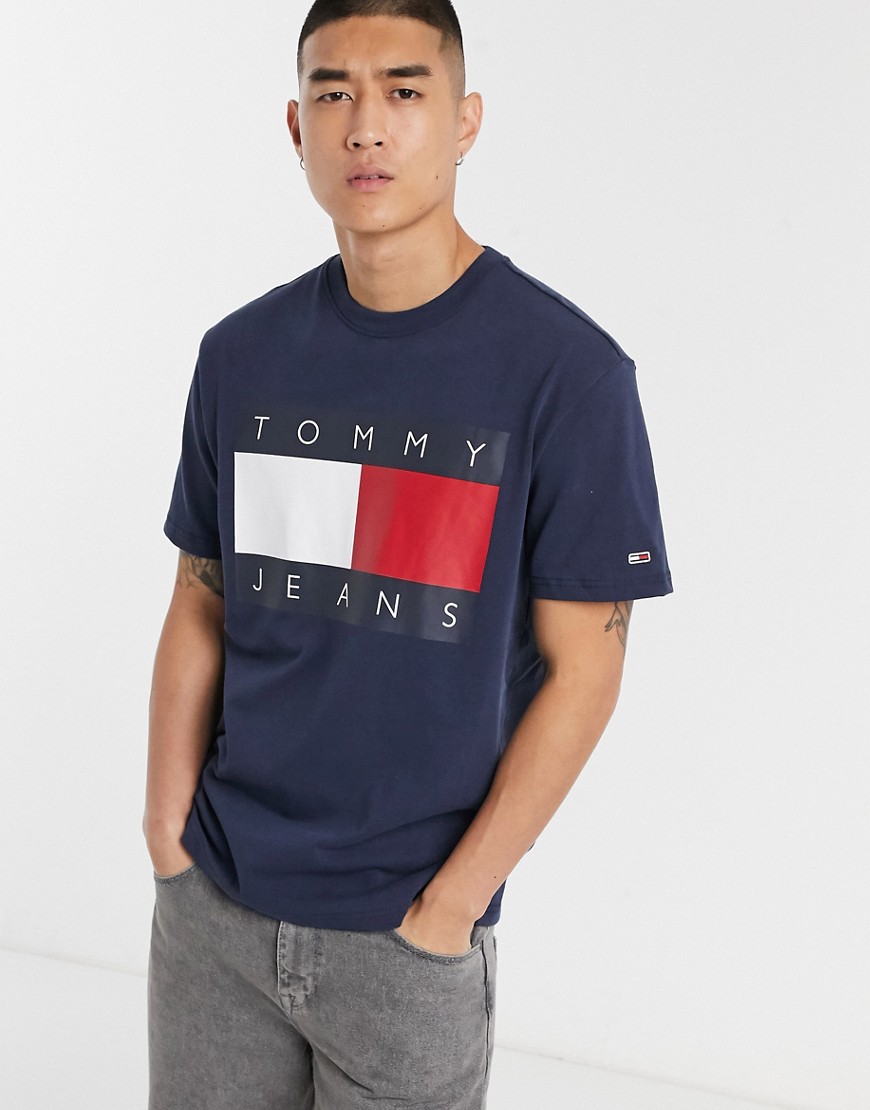Tommy Jeans – marinblå t-shirt med stor flagga