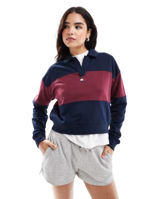 Tommy Jeans – Marinblå, vinrödrandig, kort rugbytröja i sweatshirtmaterial med boxig passform - view 1