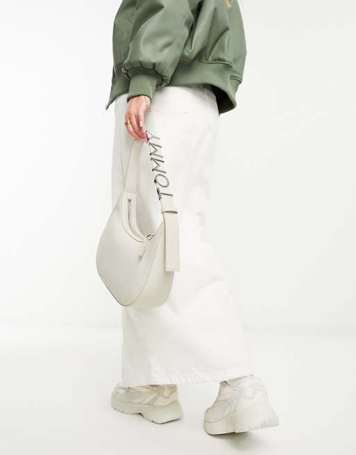 Tommy Jeans – Markante Schultertasche in Steinbeige