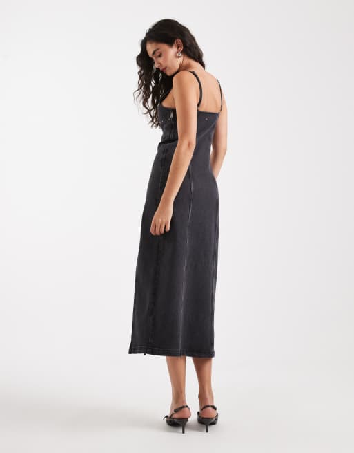 Tommy Jeans – Maxi-Jeanskleid in verwaschenem Schwarz mit Nietenbesatz, 4 von 4