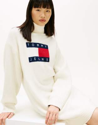 Tommy Jeans - Maxi-Pulloverkleid in Weiß mit Relaxed-Fit-Design und Flaggenmotiv
