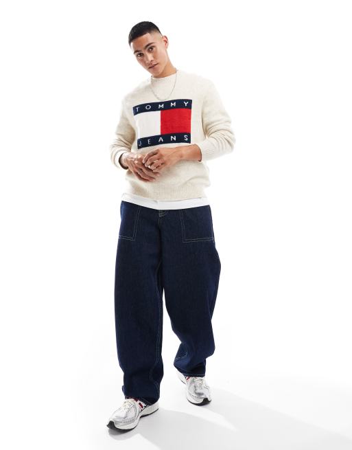 Tommy Jeans – Melanżowy sweter w kolorze złamanej bieli z dużym logo z flagą