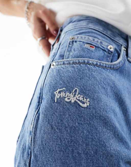 Tommy Jeans – Mellanblå, avsmalnande mom jeans med ultrahög midja och loggor, 2 av 5