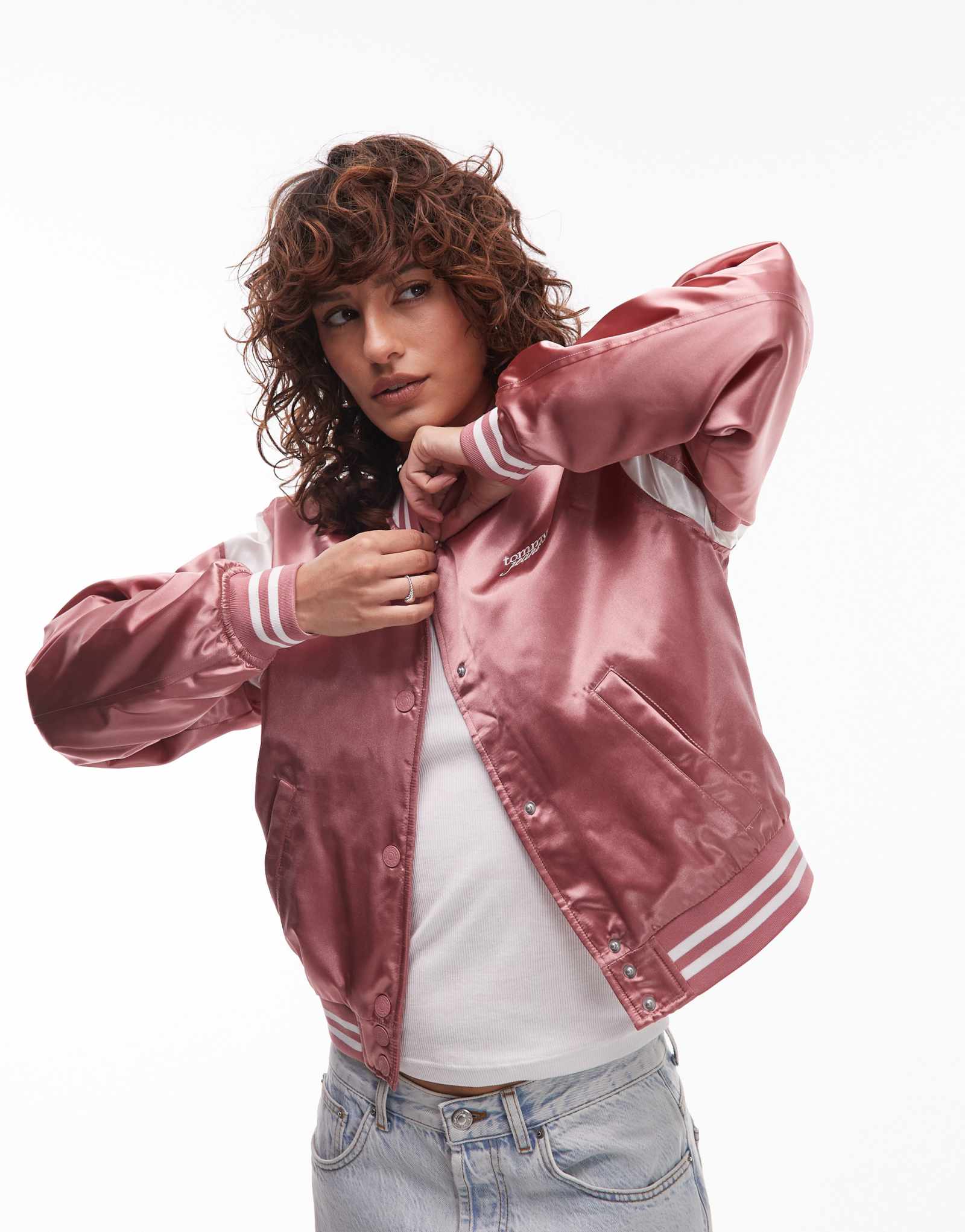 Школьная куртка Tommy Jeans с металлическим отливом розового цвета