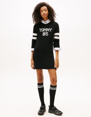Tommy Jeans - Midi-Pulloverkleid in Schwarz mit Intarsienlogo und V-Ausschnitt