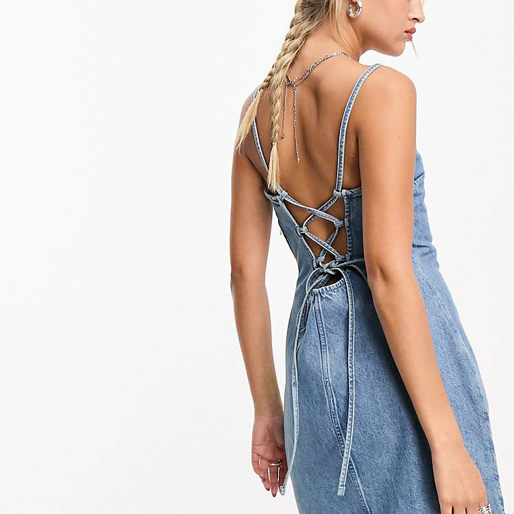 Tommy Jeans – Mini-Jeanskleid mit Riemchen-Trägern und Schnürung am Rücken  in mittlerer Waschung | ASOS