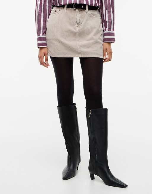 Tommy Jeans Mini-jupe en velours côtelé couleur poussière de calcaire, 2 de 6