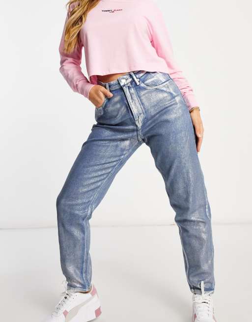 Tommy Jeans - Mom jeans a vita alta blu spalmati in argento metallico