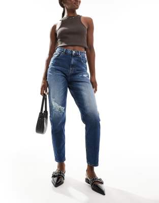 Tommy Jeans - Mom-Jeans in dunkler Waschung mit Zierrissen-Blau