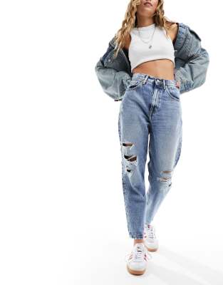 Tommy Jeans - Mom-Jeans in heller Waschung mit sehr hohem Bund, schmal zulaufendem Bein und Knierissen-Blau