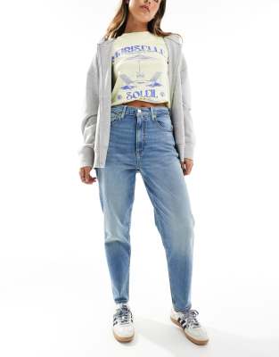 Tommy Jeans - Mom-Jeans in heller Waschung-Blau