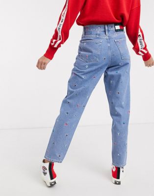 Tommy Jeans – in mittelblauer Waschung Stickerei durchgängiger mit Karottenform in Mom-Jeans | ASOS